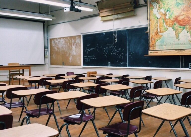 Opération de désinfection contre la Gale dans une école